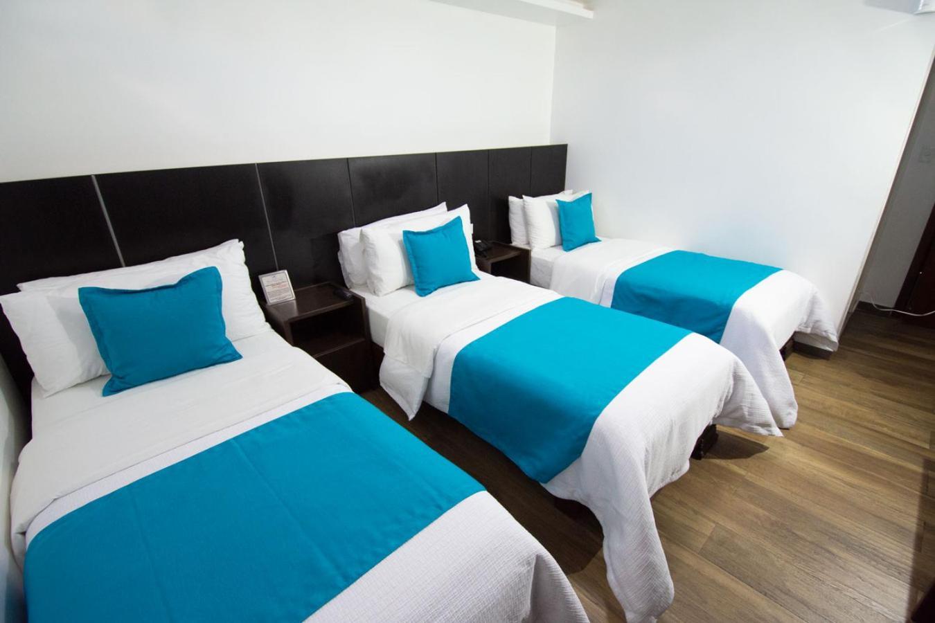 Hotel Plaza Victoria Ibarra Bagian luar foto