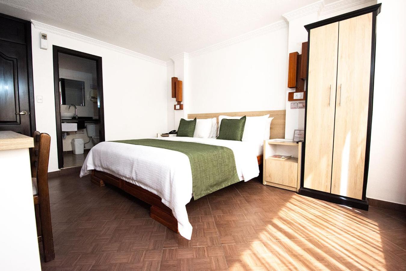 Hotel Plaza Victoria Ibarra Bagian luar foto