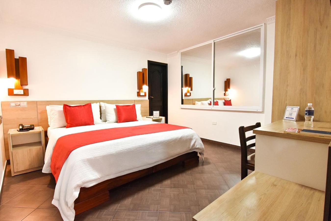 Hotel Plaza Victoria Ibarra Bagian luar foto