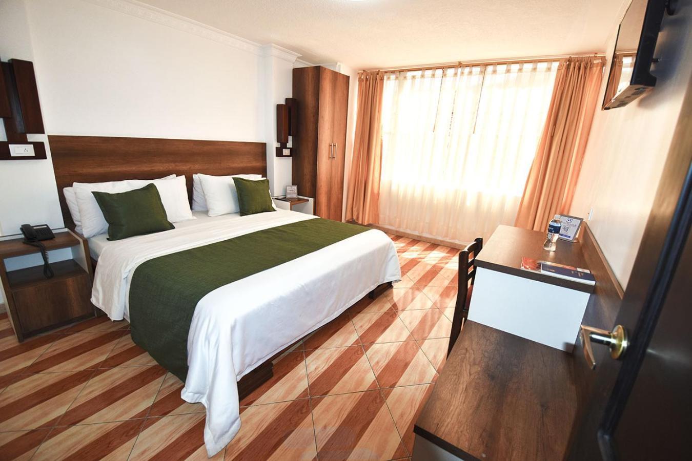 Hotel Plaza Victoria Ibarra Bagian luar foto