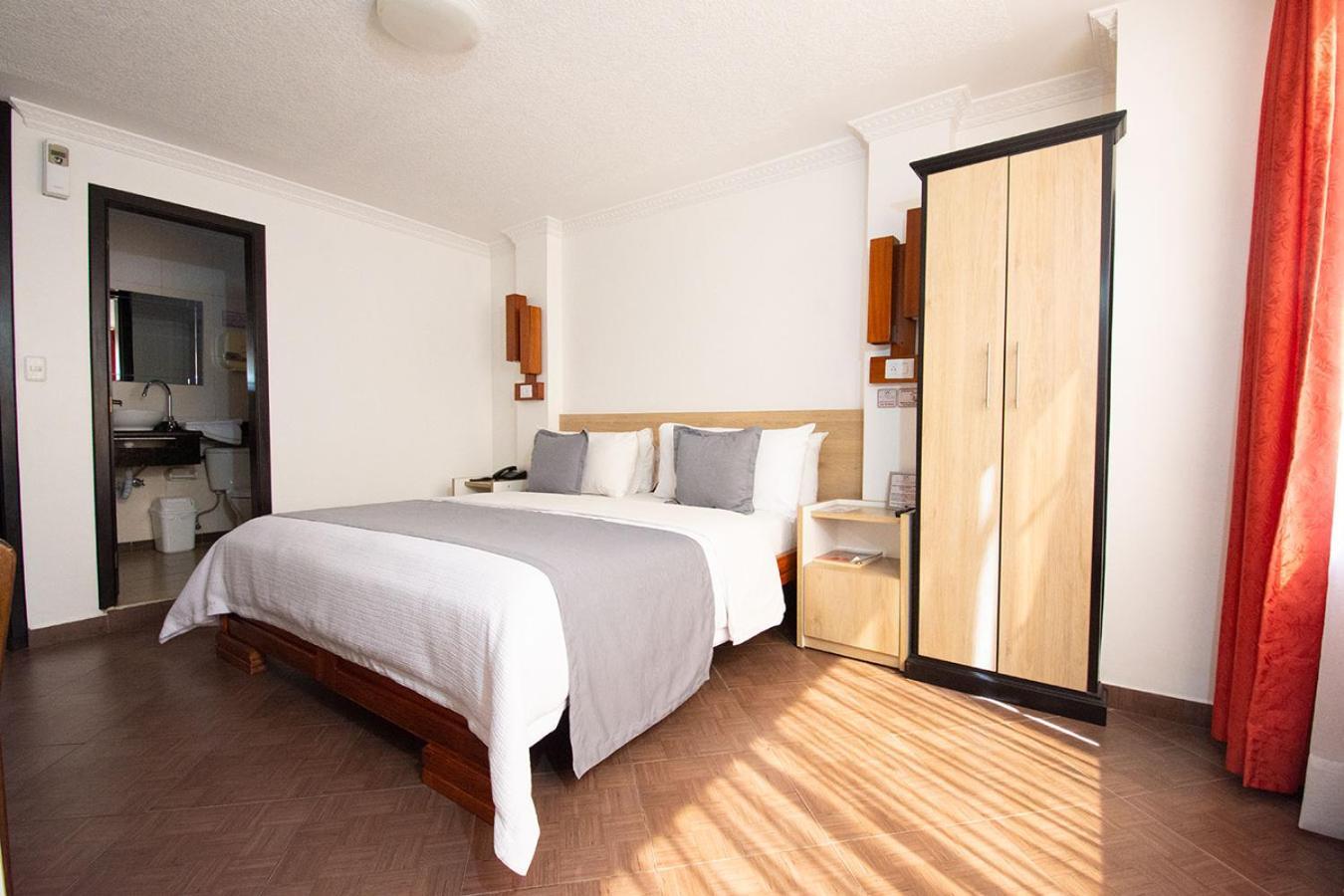 Hotel Plaza Victoria Ibarra Bagian luar foto