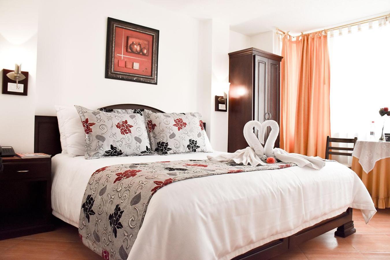 Hotel Plaza Victoria Ibarra Bagian luar foto