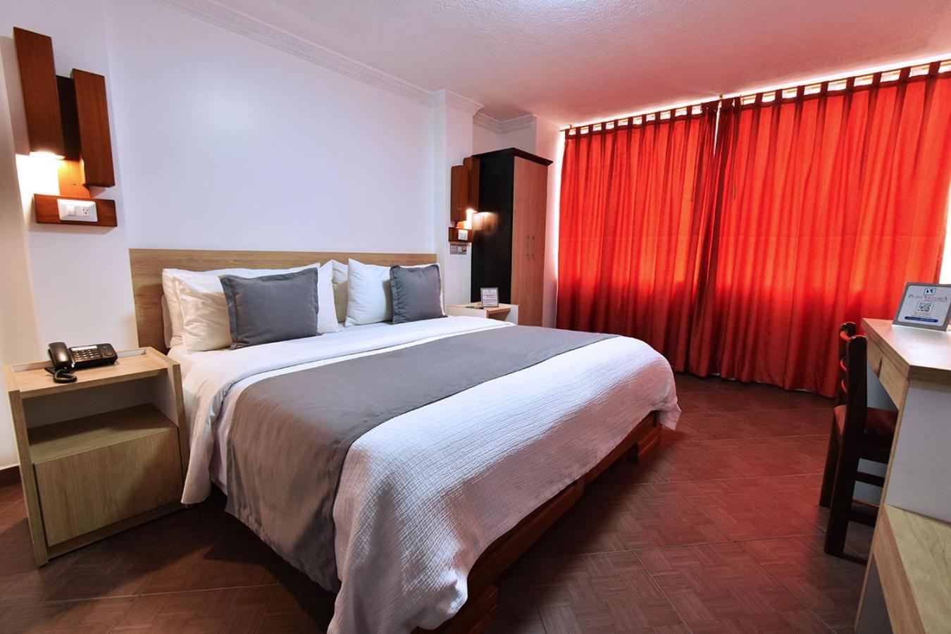 Hotel Plaza Victoria Ibarra Bagian luar foto