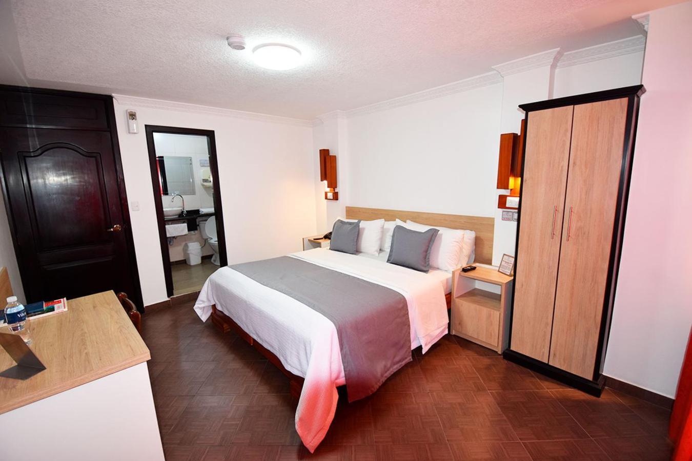 Hotel Plaza Victoria Ibarra Bagian luar foto