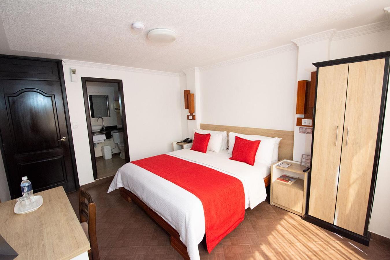 Hotel Plaza Victoria Ibarra Bagian luar foto