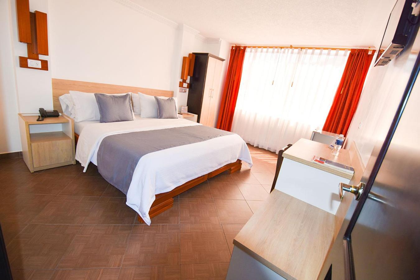 Hotel Plaza Victoria Ibarra Bagian luar foto