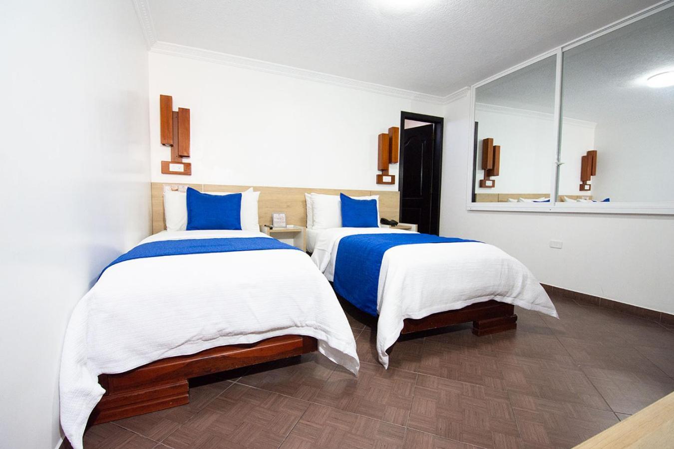 Hotel Plaza Victoria Ibarra Bagian luar foto