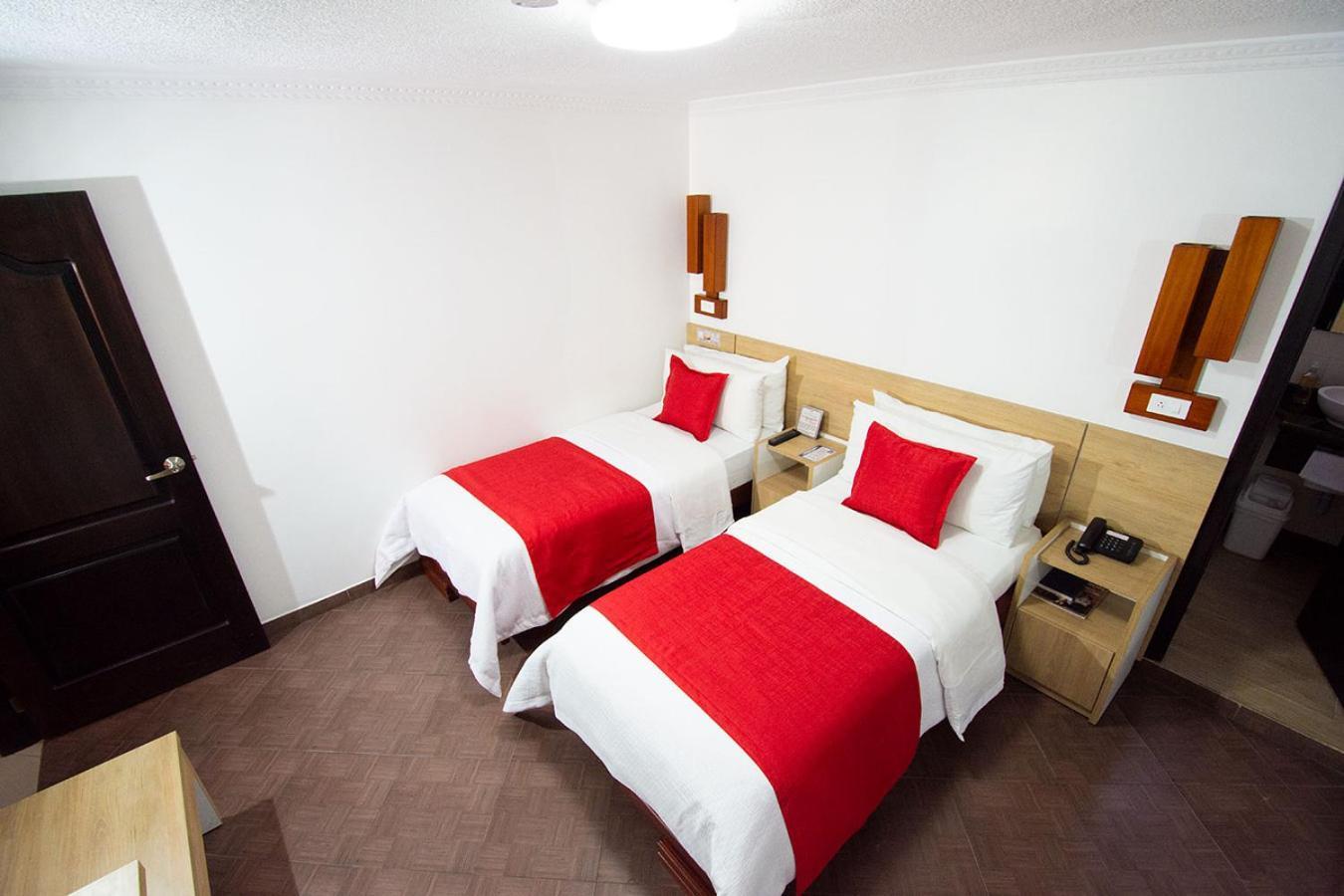 Hotel Plaza Victoria Ibarra Bagian luar foto