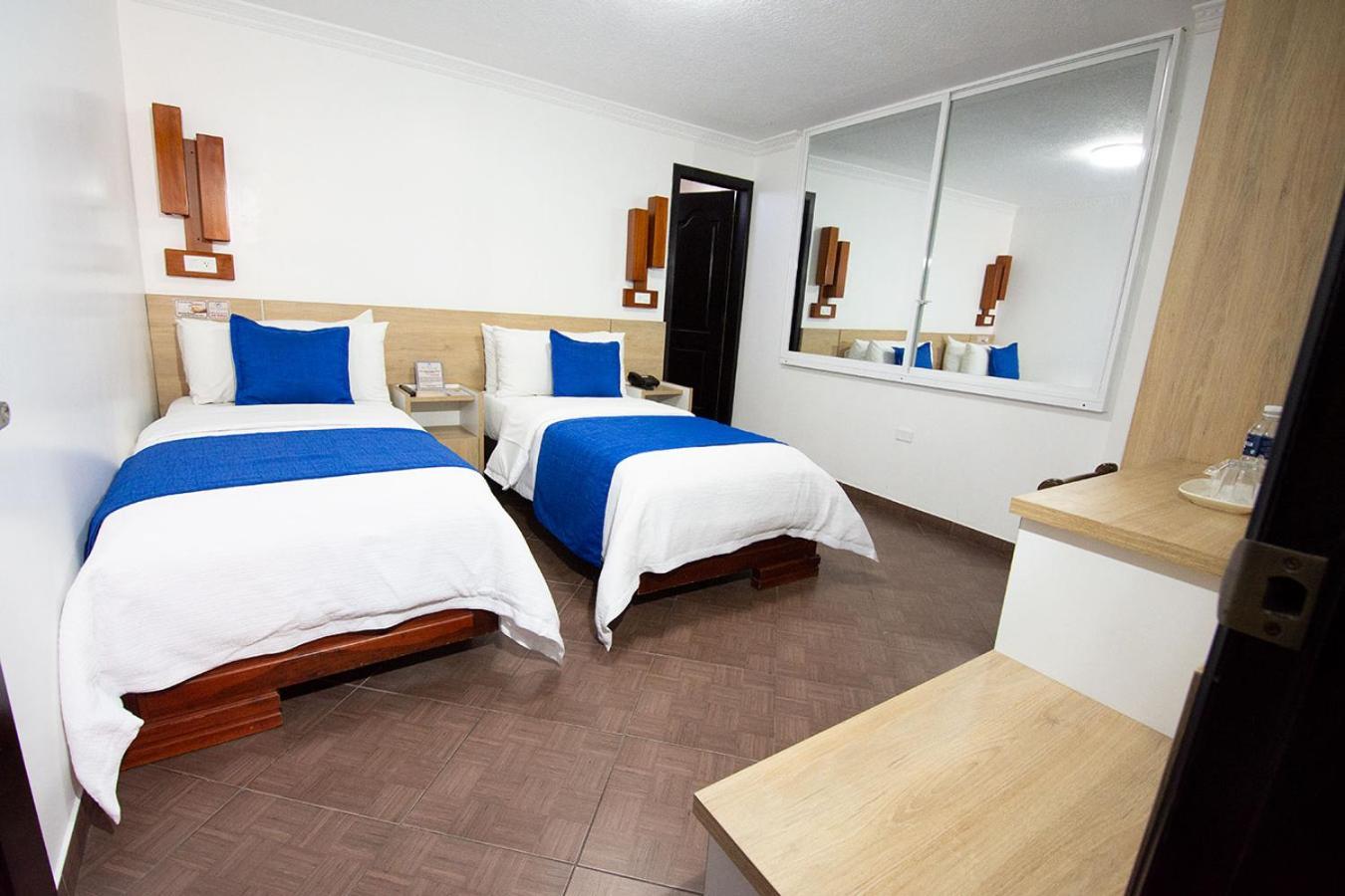 Hotel Plaza Victoria Ibarra Bagian luar foto