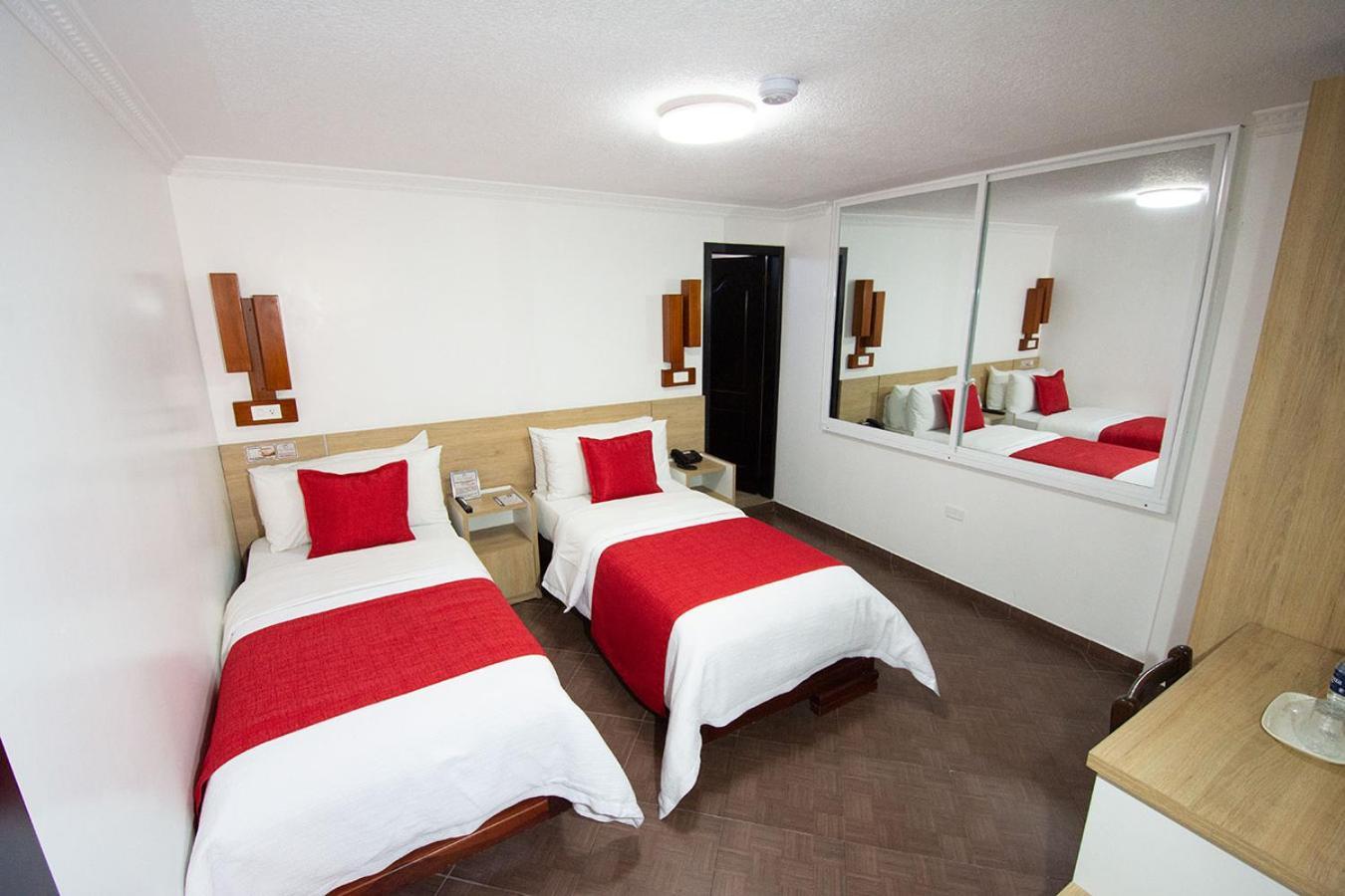 Hotel Plaza Victoria Ibarra Bagian luar foto