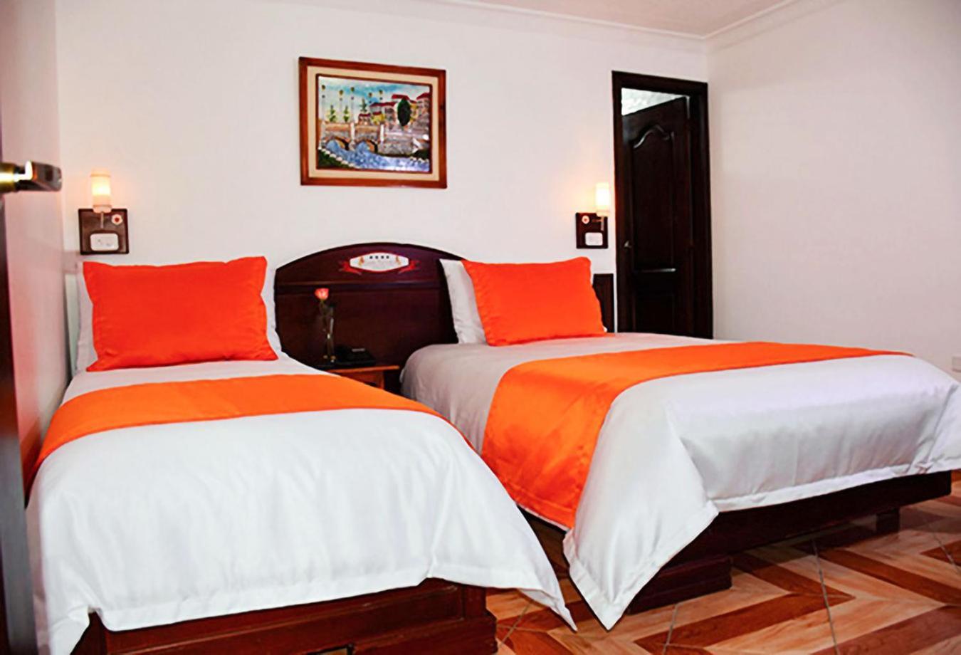 Hotel Plaza Victoria Ibarra Bagian luar foto