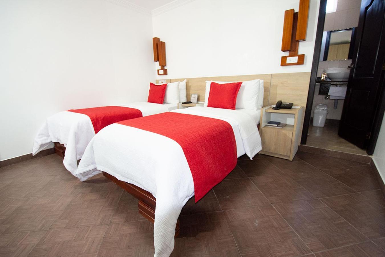Hotel Plaza Victoria Ibarra Bagian luar foto