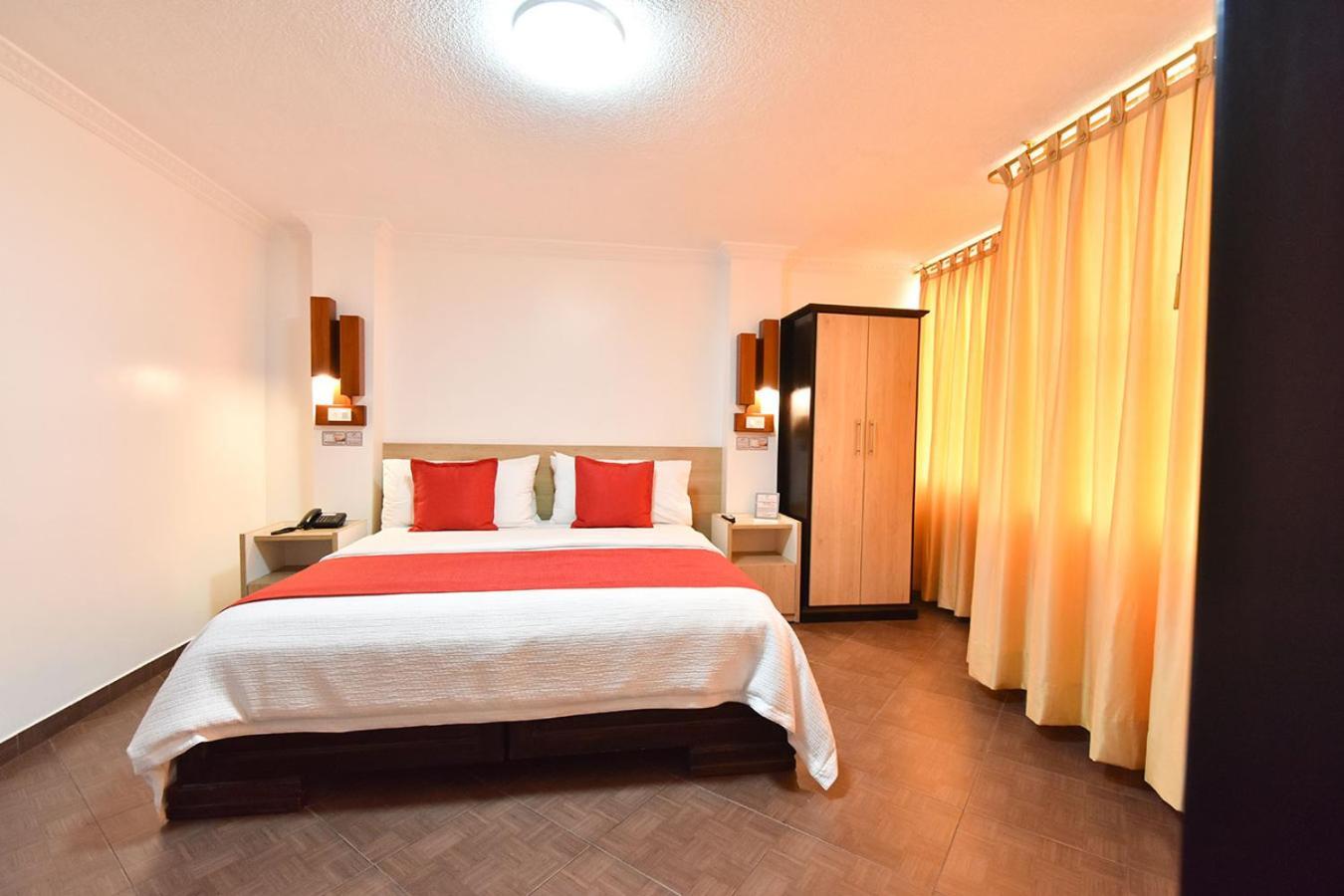 Hotel Plaza Victoria Ibarra Bagian luar foto