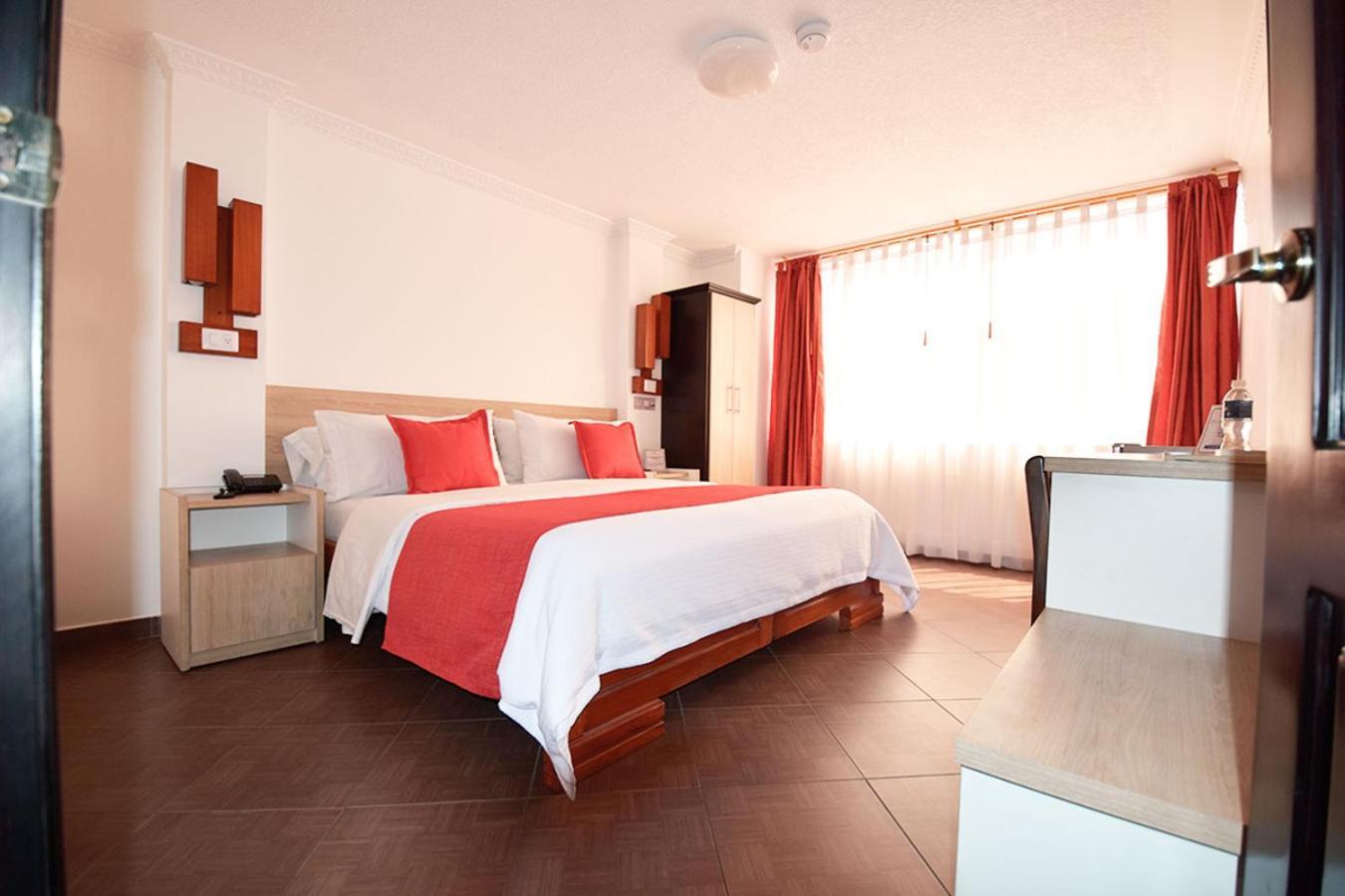 Hotel Plaza Victoria Ibarra Bagian luar foto