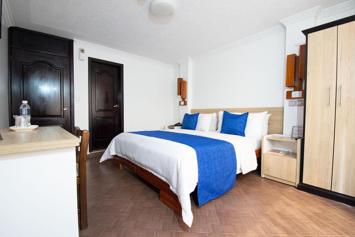 Hotel Plaza Victoria Ibarra Bagian luar foto