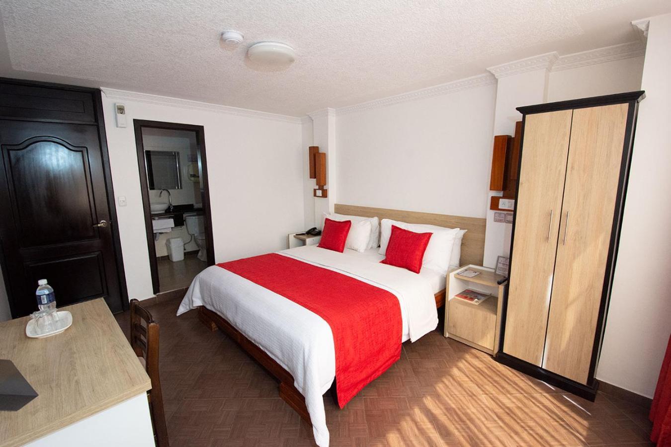 Hotel Plaza Victoria Ibarra Bagian luar foto