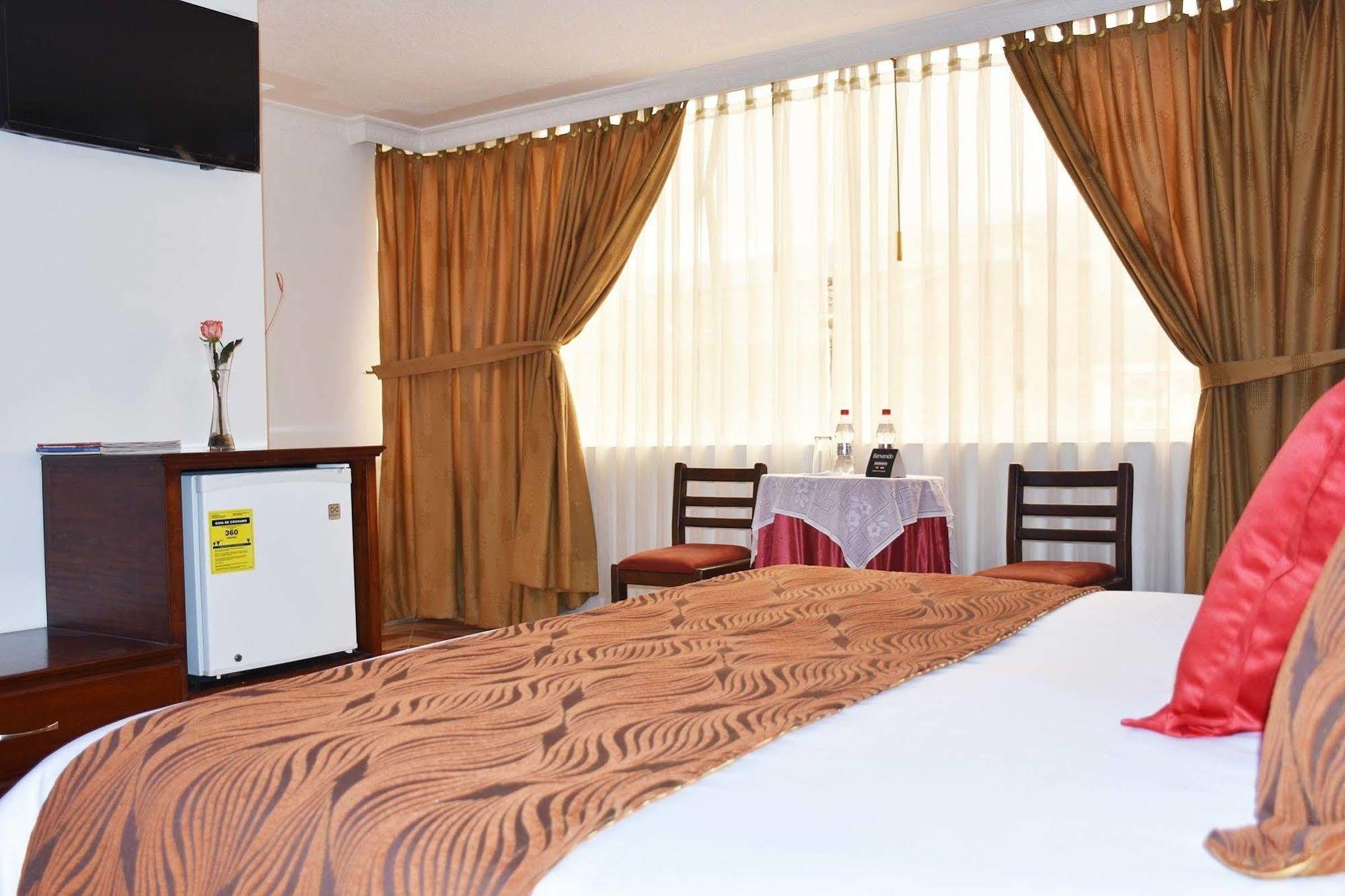 Hotel Plaza Victoria Ibarra Bagian luar foto