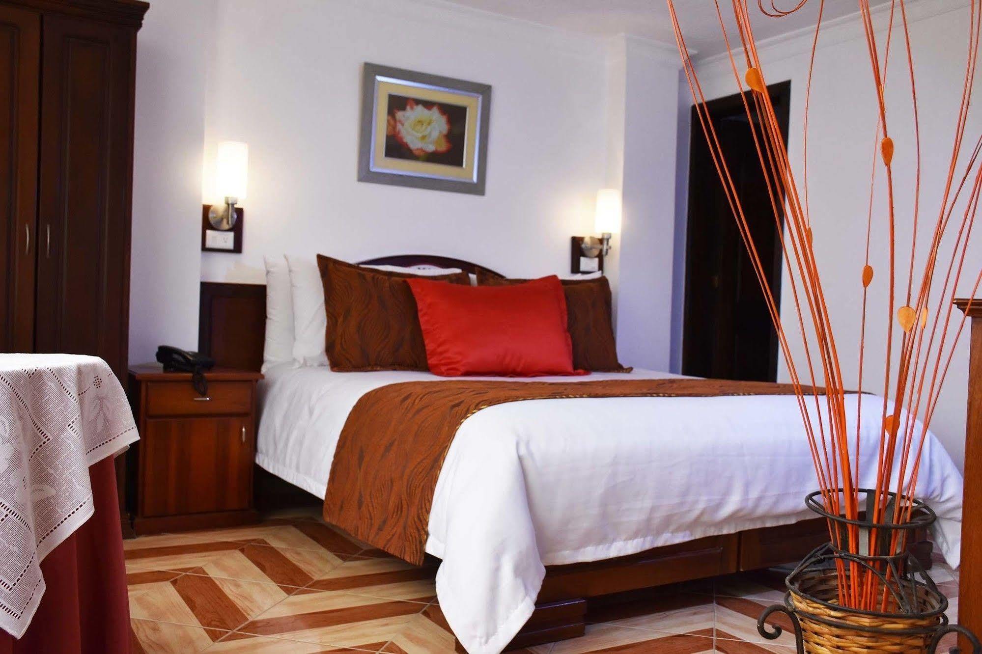 Hotel Plaza Victoria Ibarra Bagian luar foto